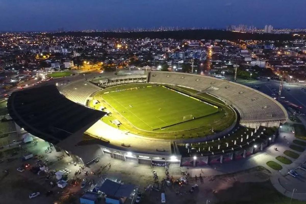 TORCEDORES DO FLAMENGO NA PARAÍBA, FAZ LONGA FILA PARA CONSEGUIR INGRESSO PARA JOGO DO CARIOCÃO